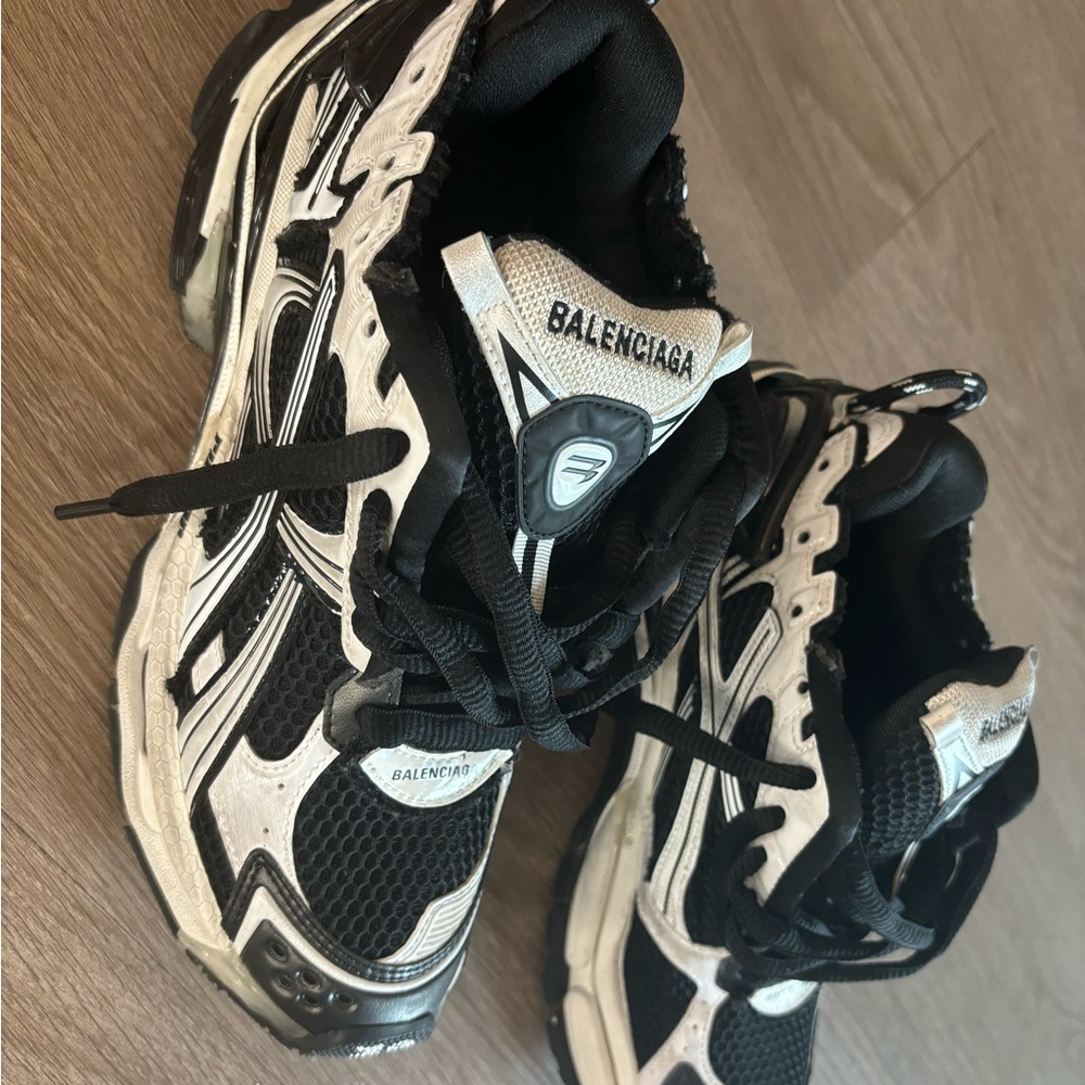 Balenciaga MEN'S RUNNER SNEAKER white and black size 6